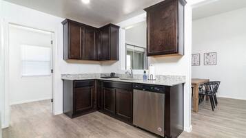 Frigorífico, microondas, horno y placa de cocina