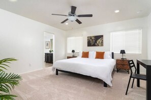 5 Schlafzimmer, Schreibtisch, Bügeleisen/Bügelbrett, WLAN