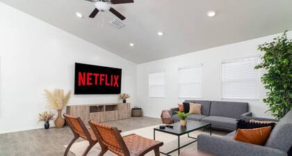 *Spacious Family Oasis*Pool Table*Backyard*Garage*