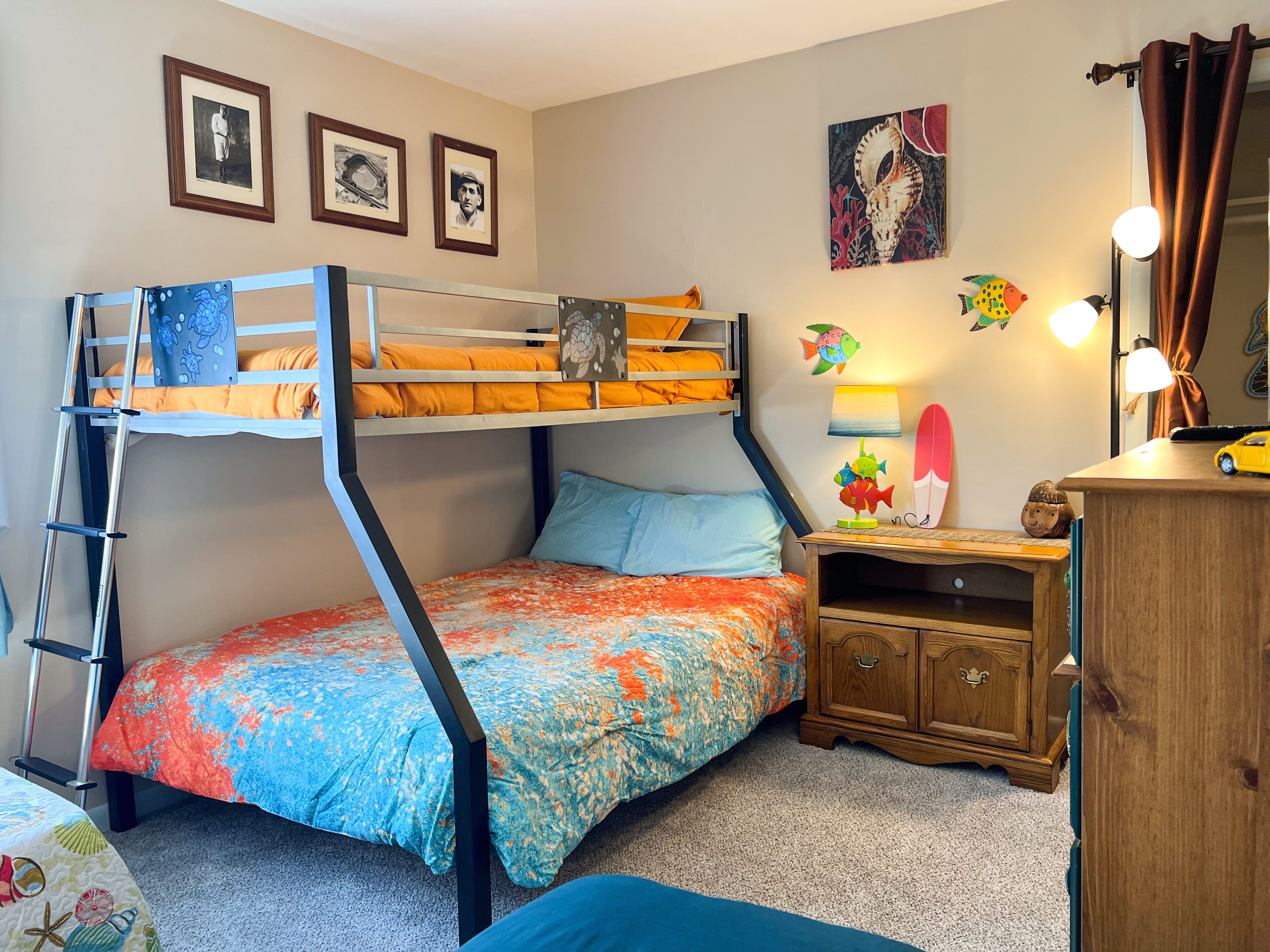 4 slaapkamers, een bureau, een strijkplank/strijkijzer, reisbedje