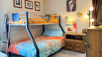 4 habitaciones, escritorio y tabla de planchar con plancha