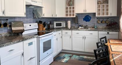 Chincoteague Island Home- "Blue Tide Townhome" Kayaks Included!