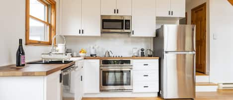 Frigorifero, microonde, forno, piano cottura