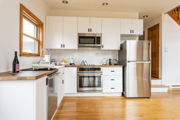 Frigorifero, microonde, forno, piano cottura