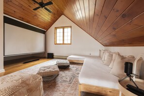 2 quartos, escrivaninha, berço de viagem, Wi-Fi de cortesia