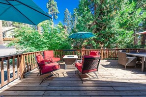 Outdoor dining - Buckeye Bear's Den-AC*-Walking Distance to town (Shaver Lake)