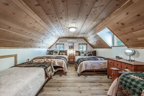 4 bedrooms, iron/ironing board, travel cot, free WiFi - Buckeye Bear's Den-AC*-Walking Distance to town (Shaver Lake)