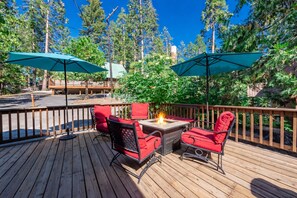 Outdoor dining - Buckeye Bear's Den-AC*-Walking Distance to town (Shaver Lake)