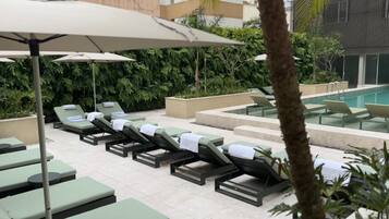 Udendørs pool, åben fra kl. 10.00 til kl. 20.00, parasoller, liggestole