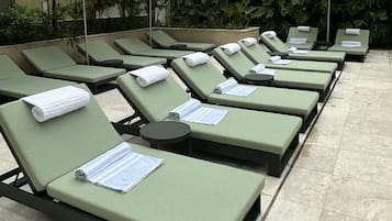 Hồ bơi ngoài trời, mở cửa từ 10:00 đến 20:00, dù/ô trên bãi biển/hồ bơi