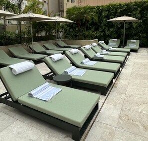 Piscine extérieure, parasols de plage, chaises longues