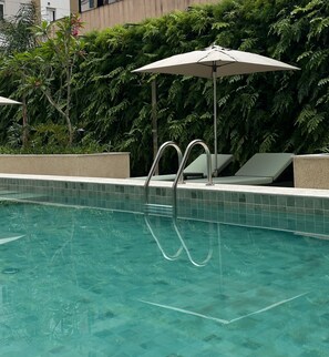 สระว่ายน้ำกลางแจ้ง เปิด 10:00 น. ถึง 20:00 น., ร่มริมสระว่ายน้ำ
