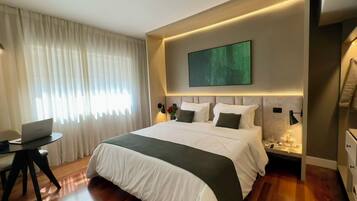 デラックス ダブルルーム クイーンベッド 1 台 | 高級寝具、ミニバー、セーフティボックス (室内)、デスク