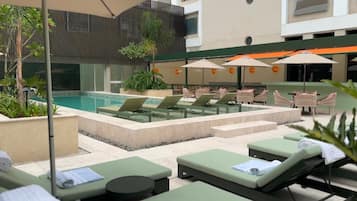 屋外プール、営業時間 10:00 ~ 20:00、プール パラソル、サンラウンジャー