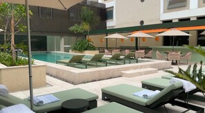 Piscina externa, funciona das 10h às 20h, guarda-sóis, espreguiçadeiras