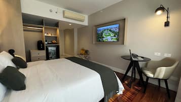 Deluxe-dobbeltværelse - 1 queensize-seng | Premium-sengetøj, minibar, pengeskab på værelset, skrivebord