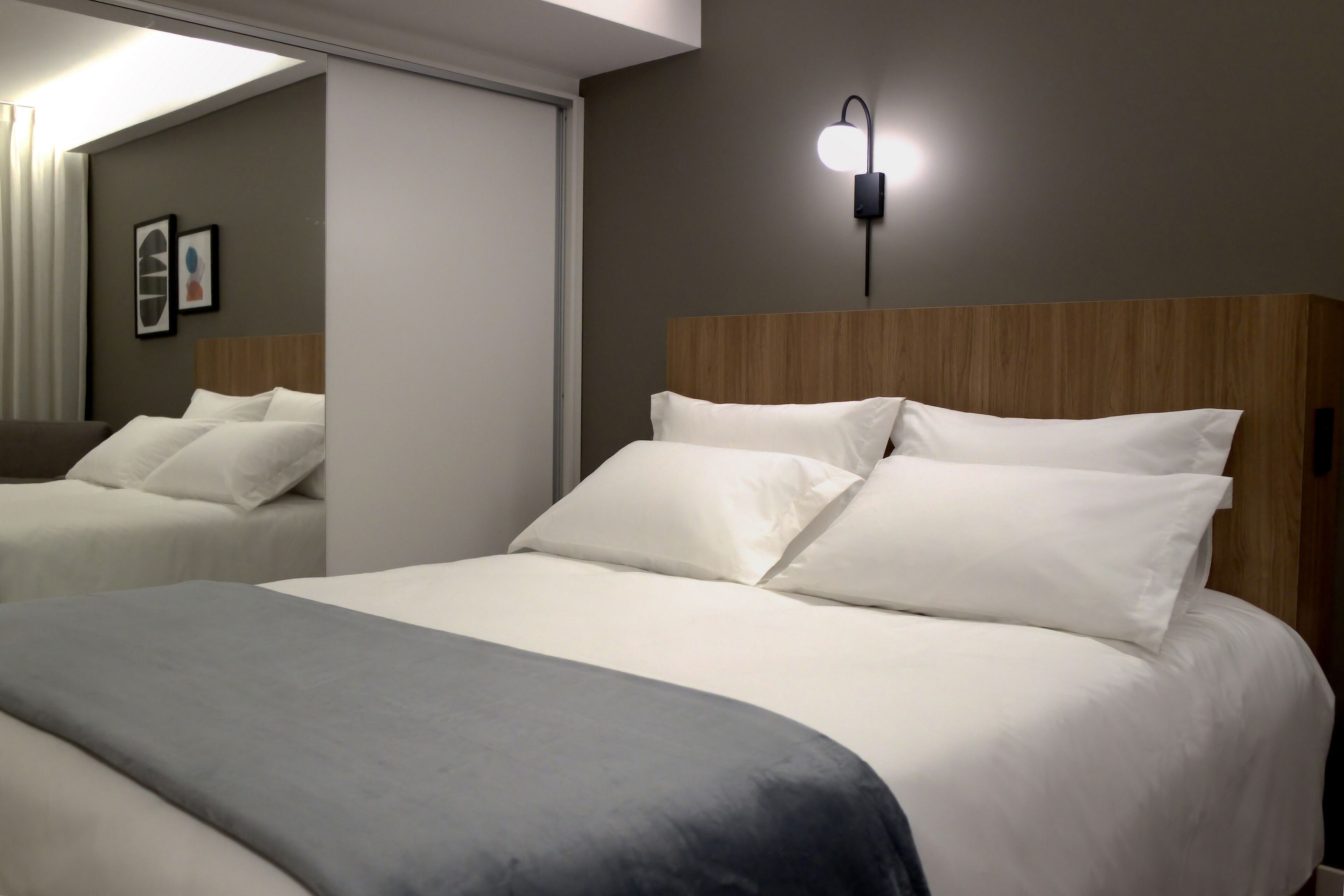 Ropa de cama de alta calidad, minibar, caja fuerte y escritorio