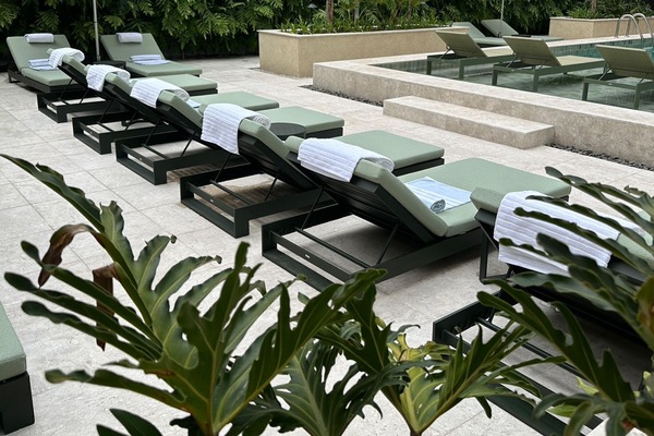 室外游泳池,開放時間為 10:00 至 20:00,提供泳池遮陽傘和日光浴躺椅