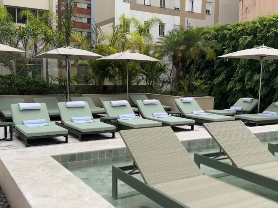 Een buitenzwembad, parasols voor strand/zwembad