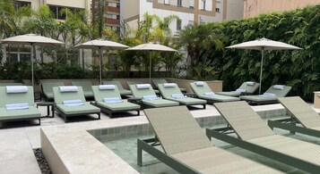 Ulkouima-allas avoinna 10.00–20.00, aurinkovarjoja, aurinkotuoleja