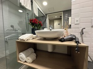 Deluxe-Doppelzimmer, 1 Queen-Bett | Badezimmer | Dusche, Regendusche, Designer-Toilettenartikel, Handtücher