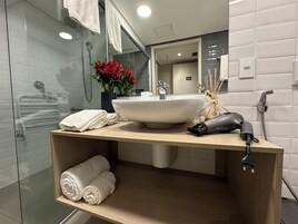 Deluxe Double Room, 1 Queen Bed | Bathroom | Shower, rainfall showerhead, designer toiletries, towels