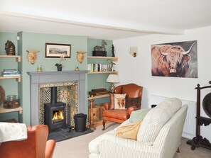 Een televisie en een open haard
