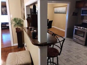 Dining - D'Safari Lounge in Bossier City (Bossier City)