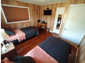 3 habitaciones, escritorio, tabla de planchar con plancha y wifi gratis 