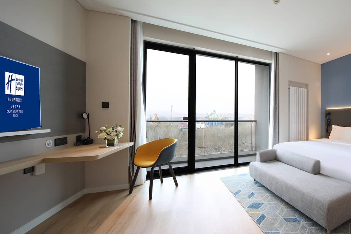 Standard Room, 1 King Bed (Extra Floor Space) | Soundproofing