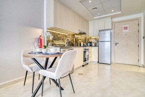 Fridge, microwave, oven, electric kettle - Harmonious 1BR at Binghatti Avenue Al Jaddaf by Deluxe Holiday Homes (Dubai)