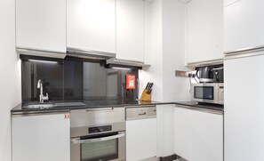 冰箱、微波炉、烤箱、电热水壶