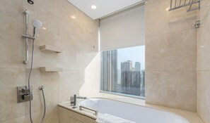 Badewanne, Haartrockner, Handtücher