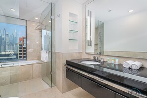 Badewanne, Haartrockner, Handtücher