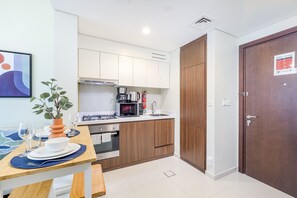 Kühlschrank, Mikrowelle, Ofen, Wasserkocher mit Kaffee-/Teezubehör