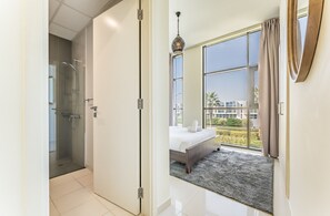 Baignoire, sĂšche-cheveux, serviettes fournies, savon