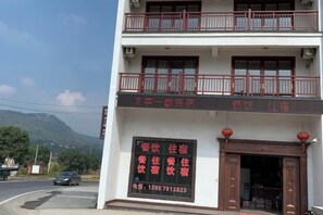 Un edificio di due piani con un balcone al piano superiore.