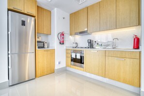 ثلاج�ة، ميكروويف، فرن، موقد طهي مسطح