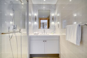 Dusche, Haartrockner, Handtücher, Seife
