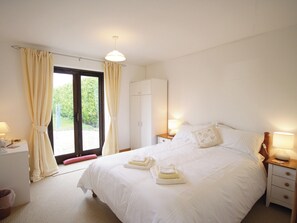 2 bedrooms, free WiFi, bed sheets - Family holidays are so much more than a postcard home. (Stanfield, near Fakenham)