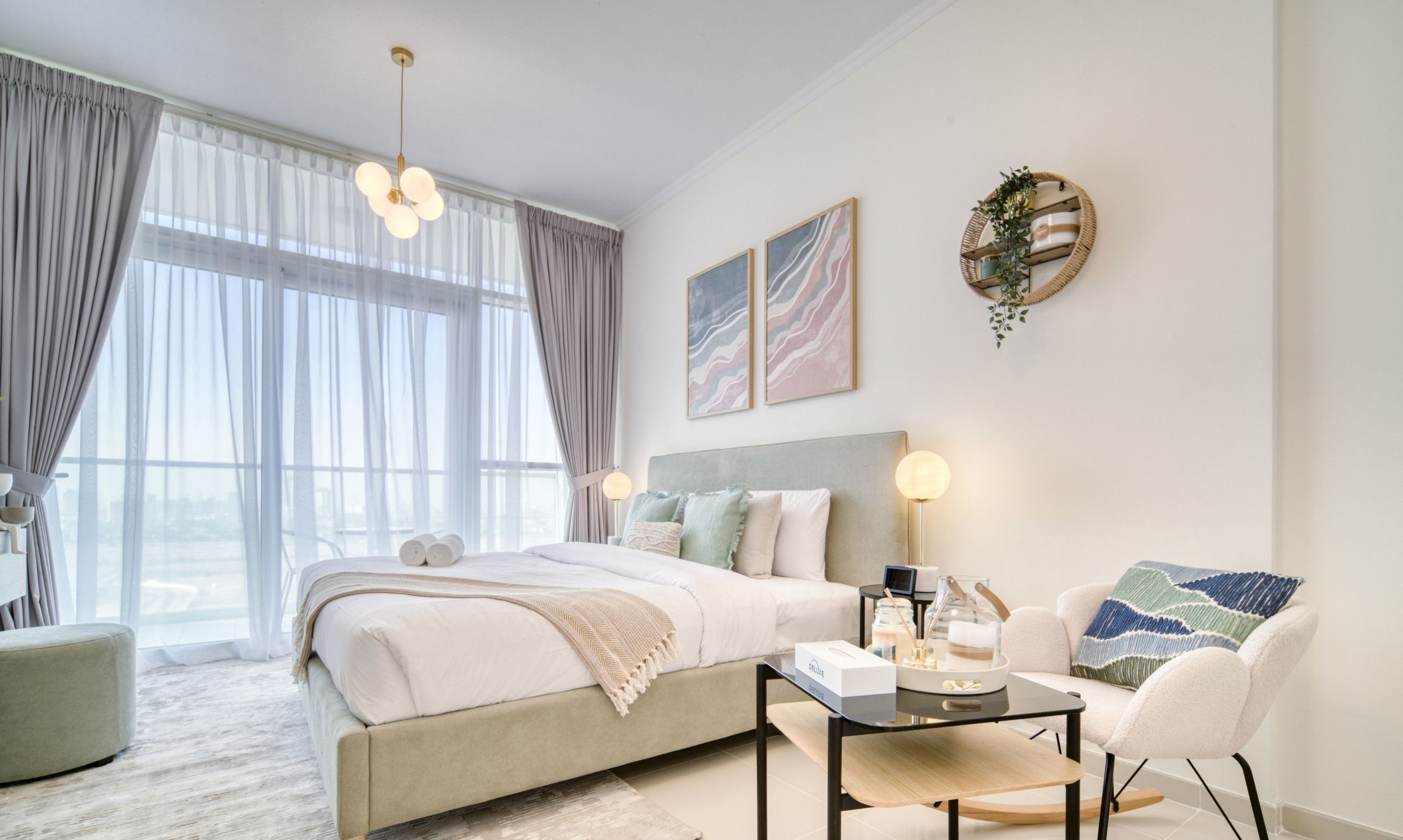 Une chambre moderne avec un grand lit, des tables de chevet, un bureau et une chaise.
