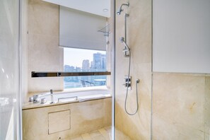 Badewanne, Haartrockner, Handtücher