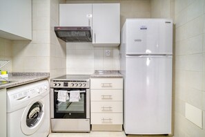 Fridge, microwave, oven, stovetop - Opulent 1BR at MAG 218 Dubai Marina by Deluxe Holiday Homes (Dubai)