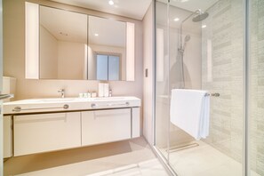 Bathtub, hair dryer, towels - Splendid 2BR at Sunrise Bay Tower 1 Emaar Beachfront Dubai Marina by Deluxe Holiday Homes (Dubai)