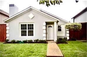 Exterior - 2 Bedroom Luxury Home.. Wooden Floors and Ceilings (Dallas)