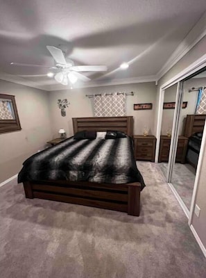 Room - 2 Bedroom Luxury Home.. Wooden Floors and Ceilings (Dallas)