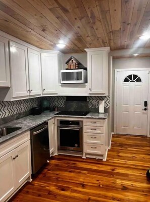 Private kitchen - 2 Bedroom Luxury Home.. Wooden Floors and Ceilings (Dallas)