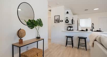 The Pass Through - Brand New 2 - 1 Modern Villa