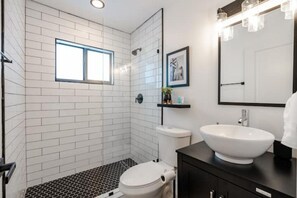 Dusche, Haartrockner, Handtücher, Seife