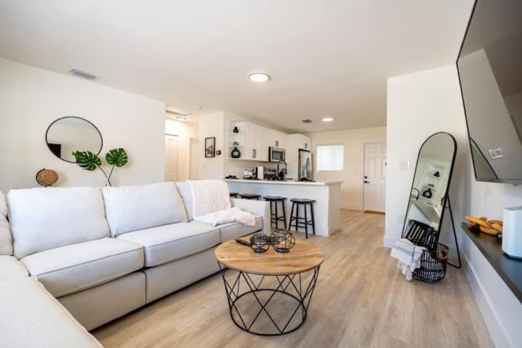 The Pass Through - Brand New 2 - 1 Modern Villa